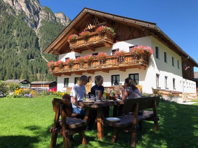 Pferdepfleger/-in auf moderner Reitanlage in Tirol gesucht.