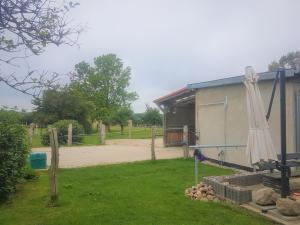 Stall mit Sattelkammer und Grillecke
